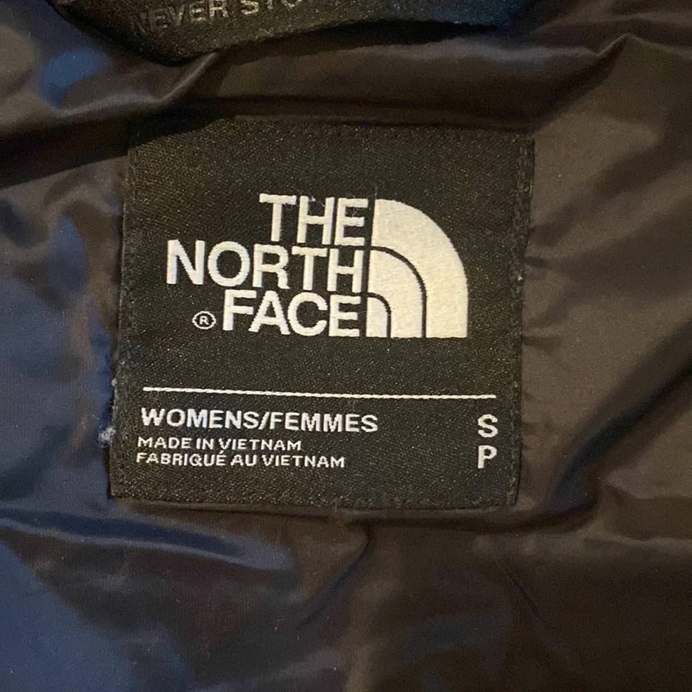 NORTH FACE quilted hooded jacket in size small - Picture 4 of 4